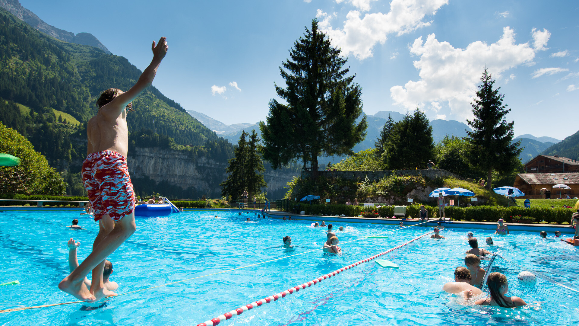 The Champéry Palladium swimming pool, an oasis at the foot of the Dents du Midi.