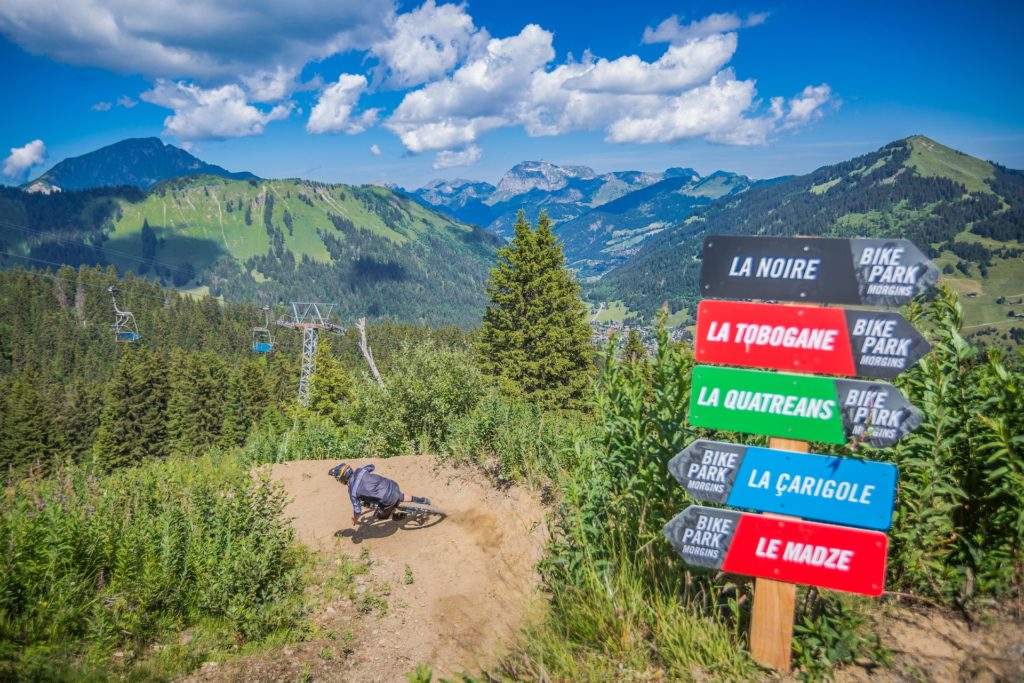 Vert, bleue, rouge ou noir, des pistes pour tous les niveaux sur notre Bikepark.