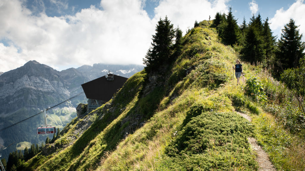 Die Luftseilbahn in Champéry befördert Sie zum Gipfel der Croix de Culet, wo auf 2144m Meereshöhe zahlreiche Fusspfade beginnen.