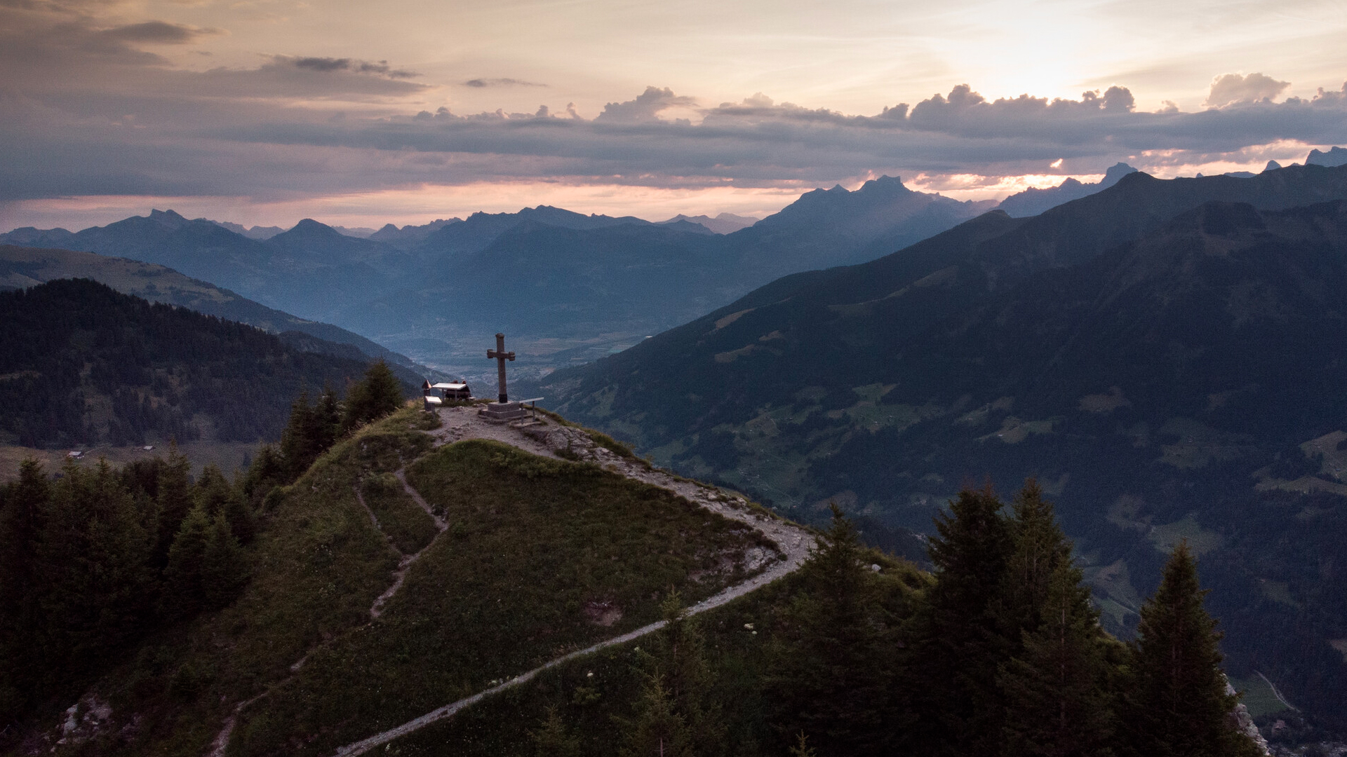 Croix de Culet bei der Bergstation der Luftseilbahn ist der Ausgangsort von zahlreichen Wanderwegen und bietet einen wunderschönen Ausblick auf das Tal.