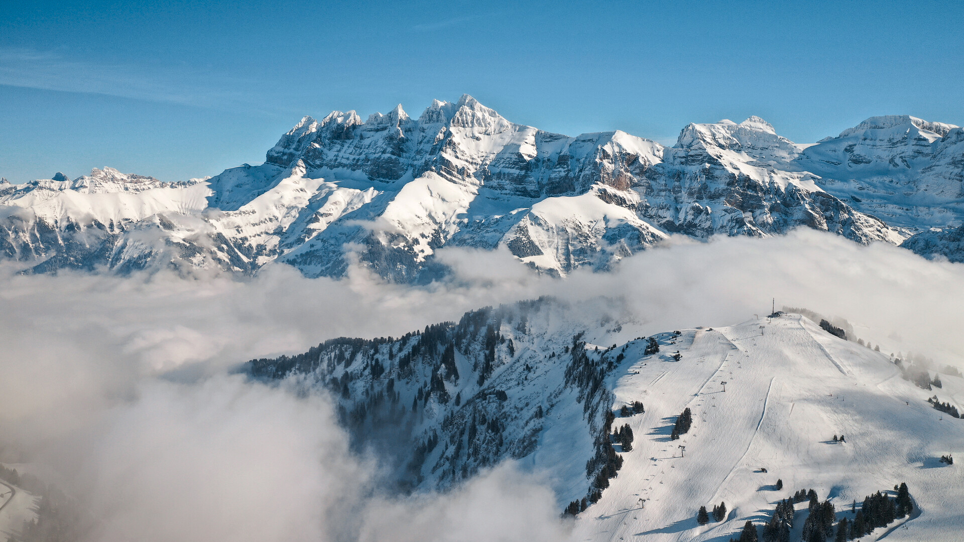 Panorama-Luftaufnahme der Dents du Midi mit den Skipisten in Les Crosets.