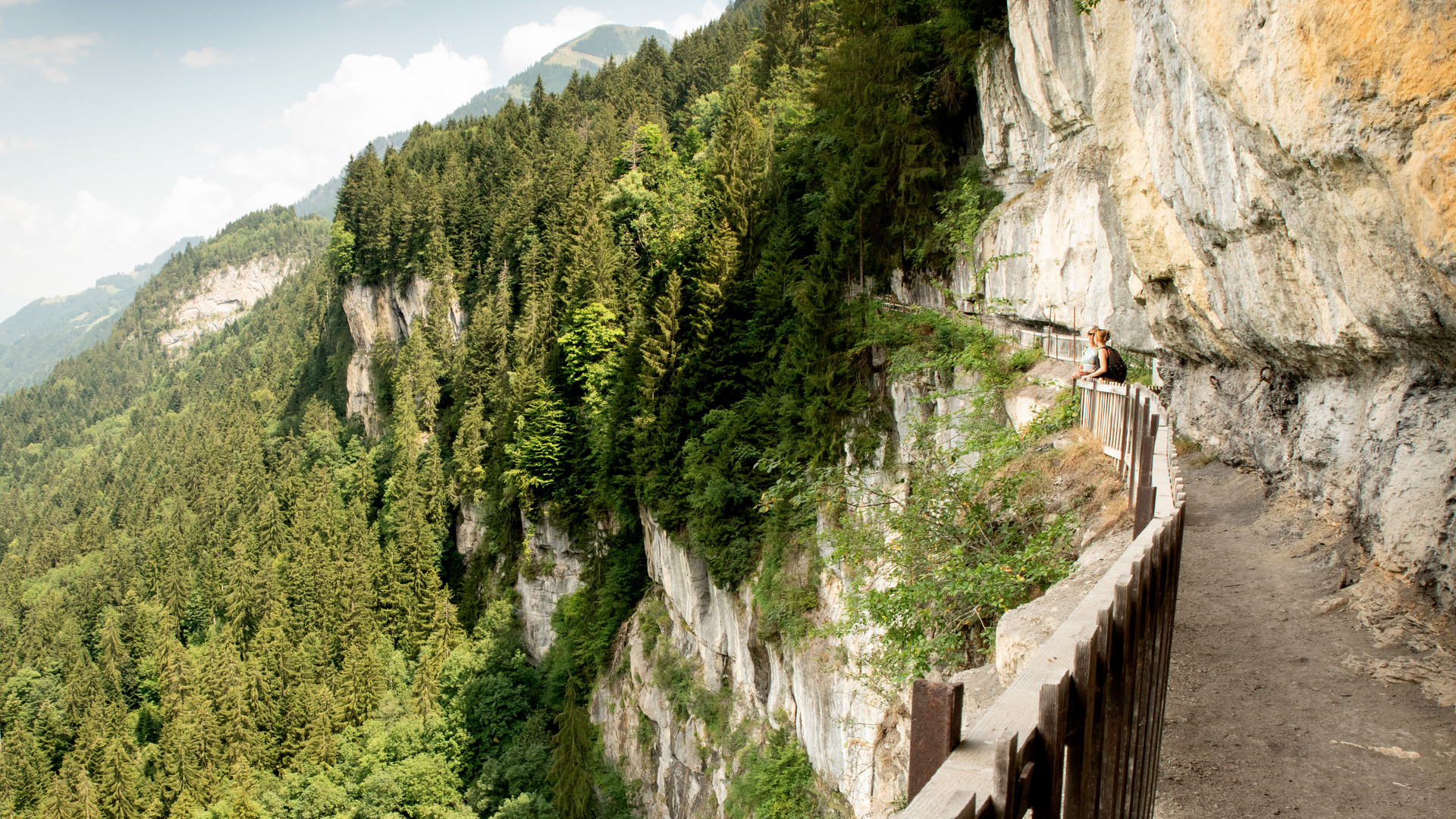 Die Défago Galerie ist ein den Felsen entlang leicht begehbarer Weg in schwindligen Höhen.