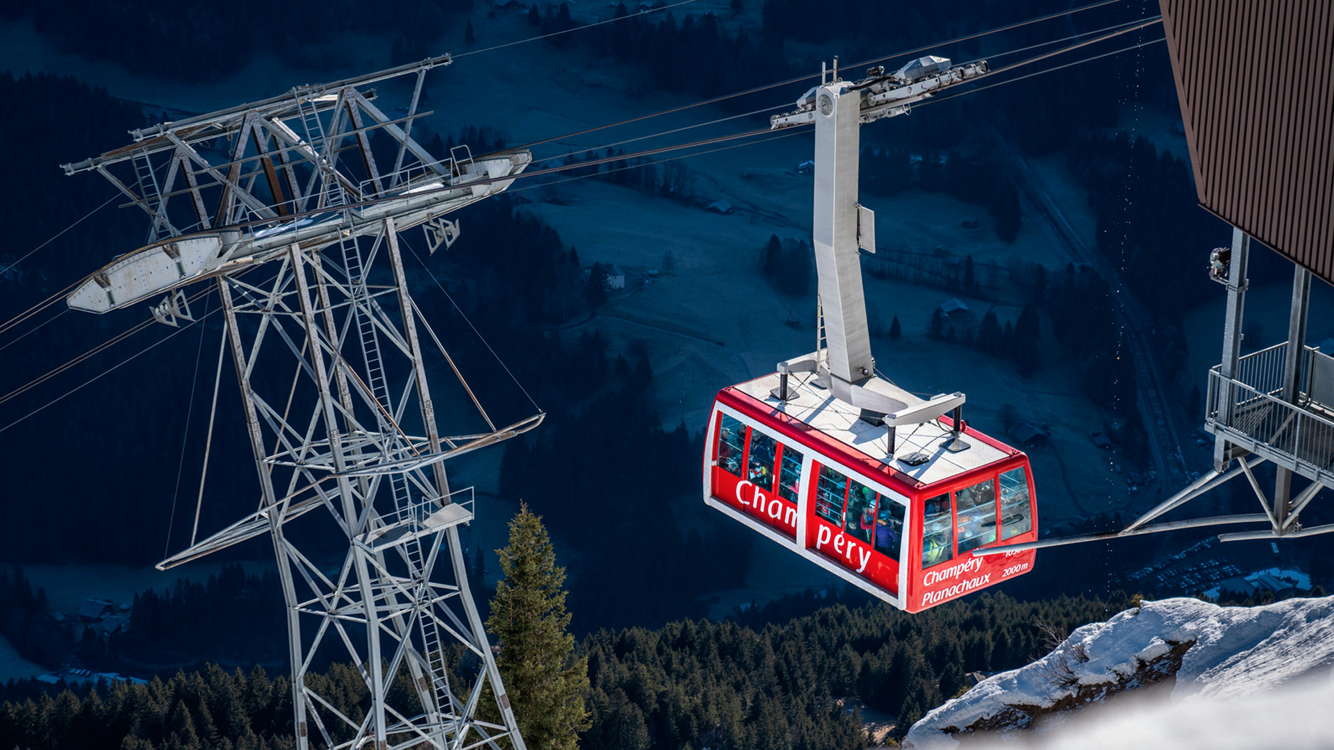 Luftseilbahn Champéry, in 7 Minuten mit 1000m Höhenunterschied zur Bergstation Croix-de-Culet.